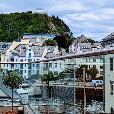 Sea View, Terrace & Garage In The Heart Of Town Apartment